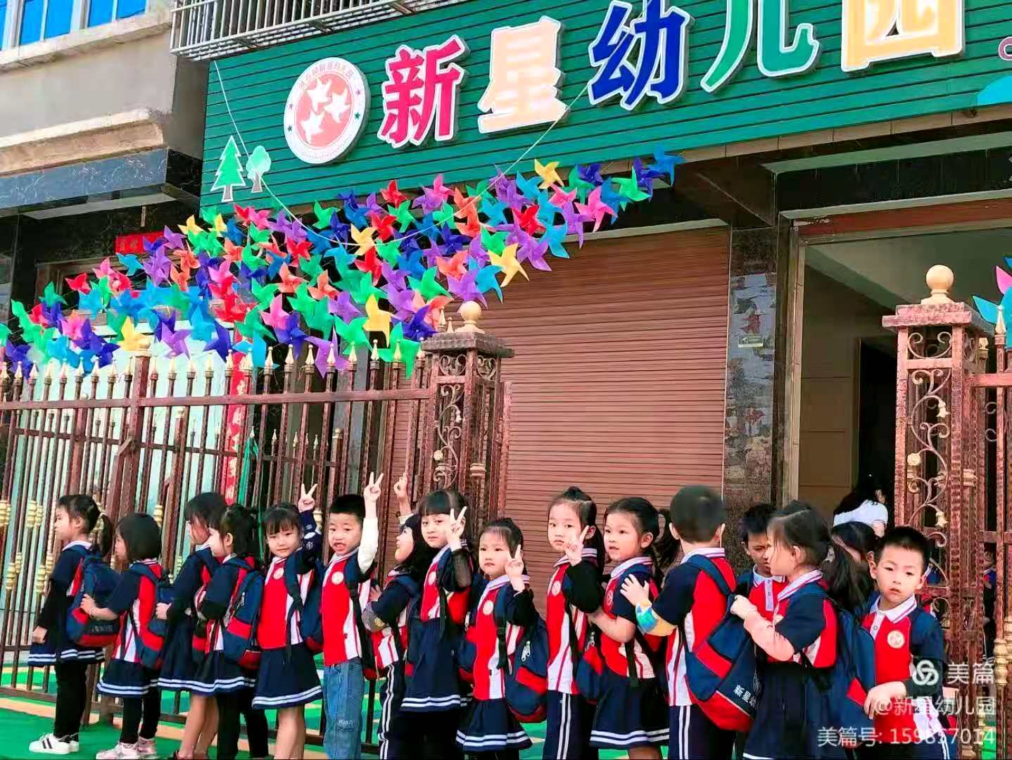 下課了，學生穿著校服出來了